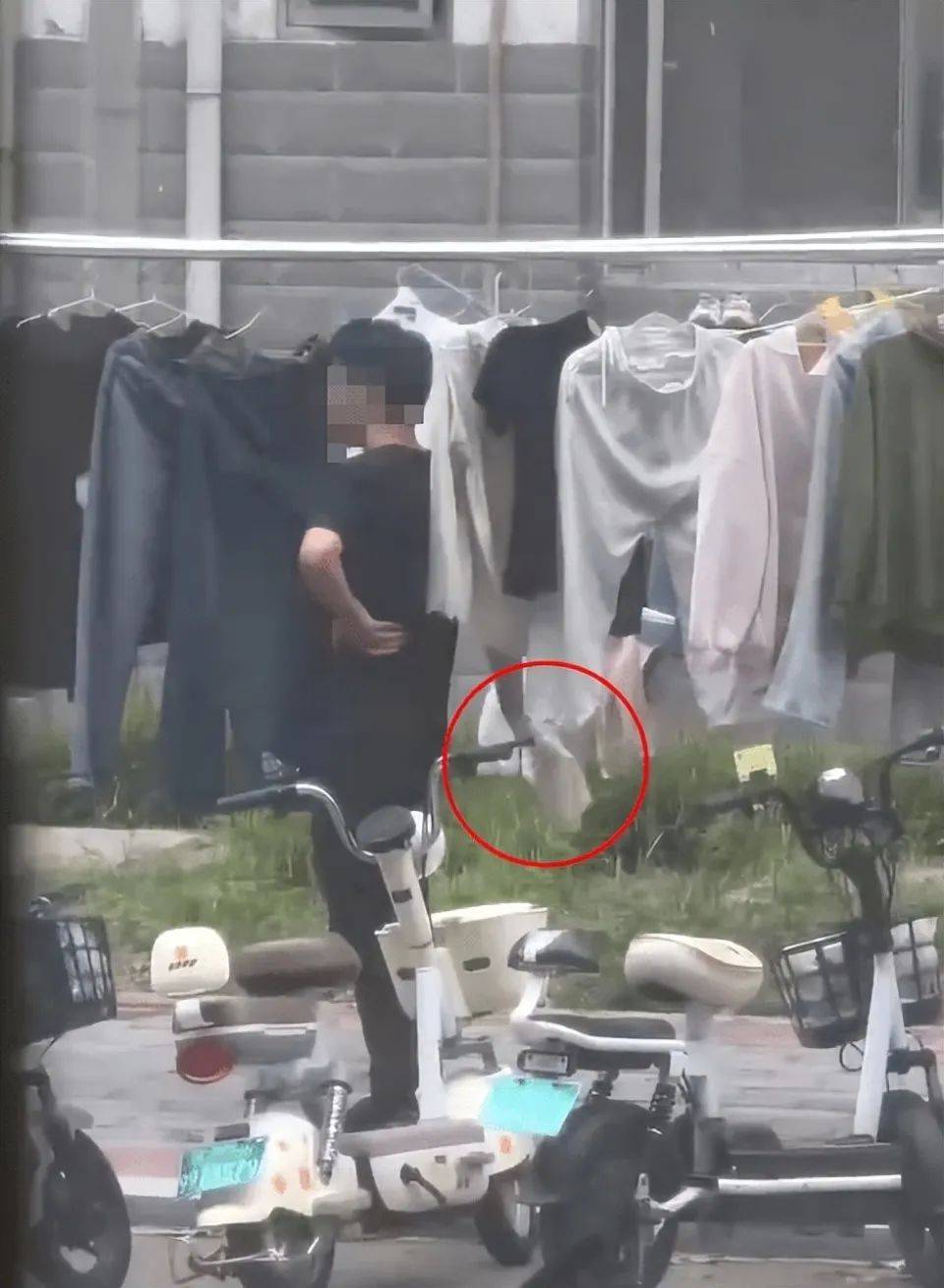 高校女生宿舍区左顾右盼然后转身偷内裤！校方回应K8成为马竞重要合作伙伴没眼看！男子在河南一(图1)